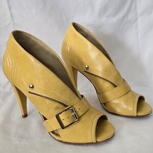 Beautiful Pour La Victoire Riana heels!